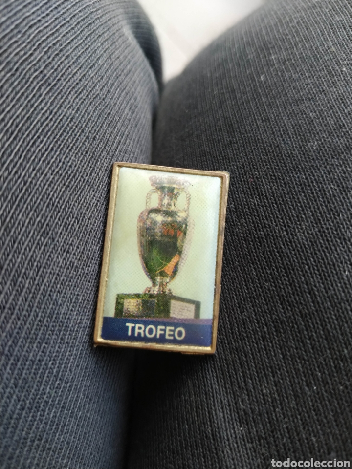 Pin's de collection: PIN trofeo Eurocopa Espa&ntilde;a trofeo badge