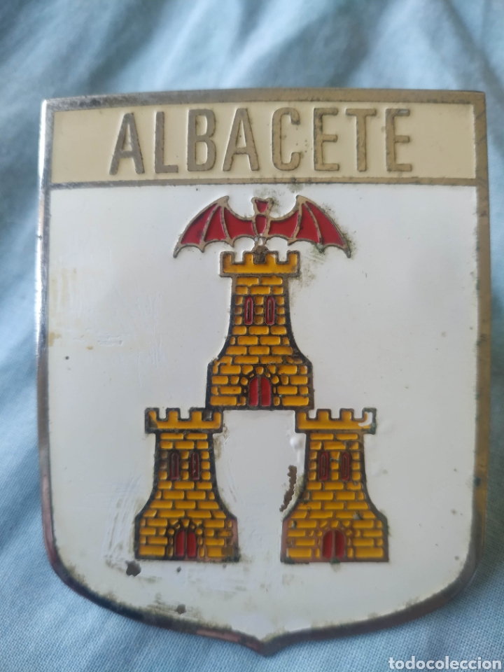 Pin's de collection: Placa escudo her&aacute;ldico Albacete con marcas y se&ntilde;ales de uso placa para coche. no pin