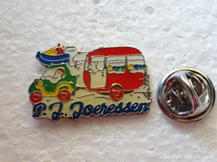 Sammlung von Pins: PIN DE COCHES MOTOS. COCHE CON AUTOCARAVANA