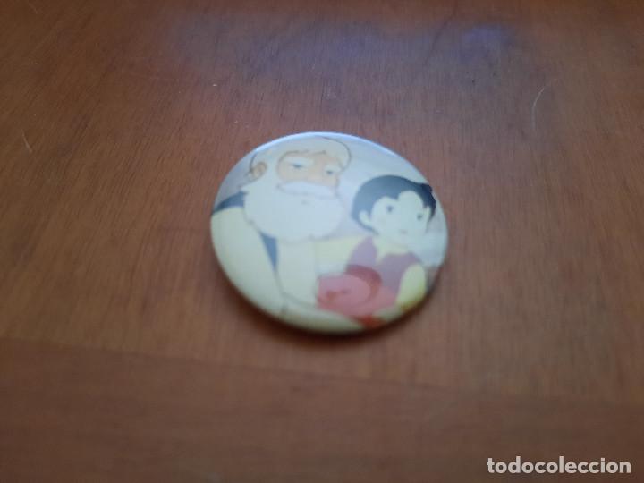 Pin's de collection: HEIDI Y SU ABUELO. CHAPA PIN. 0,31 MM. DE DI&Aacute;METRO. PARTE DE ATR&Aacute;S MET&Aacute;LICA. SIN USO. DIFICIL