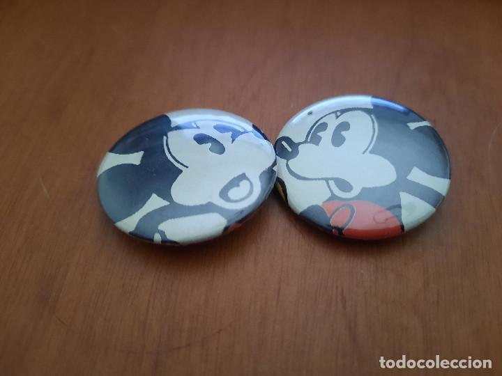 Sammlung von Pins: MICKEY MOUSE. M&Uacute;SICA. 2 CHAPAS PIN. 0,31 MM. DE DI&Aacute;METRO. PARTE DE ATR&Aacute;S MET&Aacute;LICA. SIN USO. DIFICIL