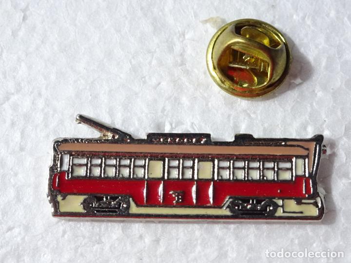 Pin's de collection: PIN DE TRENES FERROCARRILES. ESPA&Ntilde;A. TRANV&Iacute;A DE BARCELONA. PLAZA CATALU&Ntilde;A - RAMBLAS