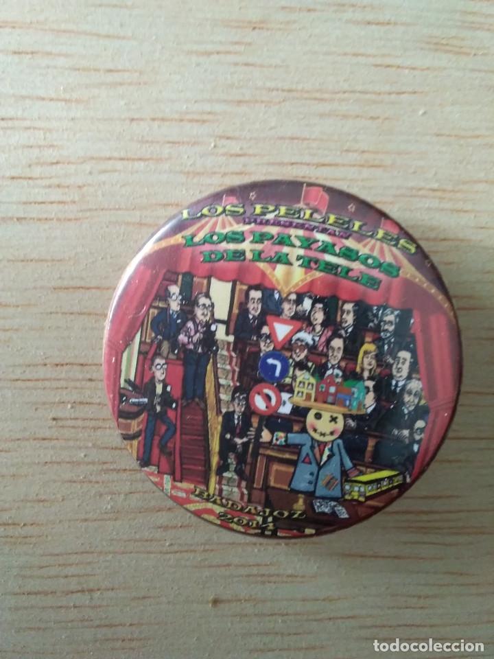 Pin's de collection: CHAPA CARNAVAL BADAJOZ 2014 LOS PELELES PRESENTAN LOS PAYASOS DE LA TELE
