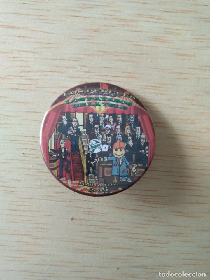 Pin's de collection: CHAPA CARNAVAL BADAJOZ 2014 LOS PELELES PRESENTAN LOS PAYASOS DE LA TELE