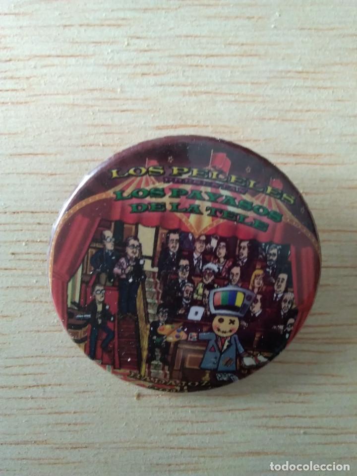 Pin's de collection: CHAPA CARNAVAL BADAJOZ 2014 LOS PELELES PRESENTAN LOS PAYASOS DE LA TELE