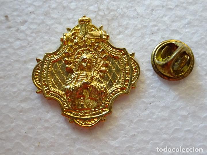 Pin's de collection: PIN RELIGIOSO SEMANA SANTA. COFRAD&Iacute;A HERMANDAD DE SEVILLA. HER&Aacute;LDICA LA SOLEDAD BUENAVENTURA