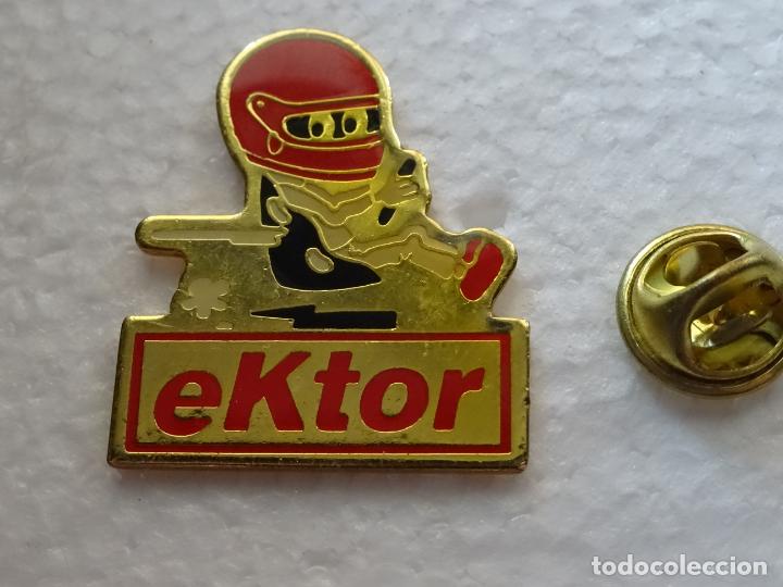 Pins de colecci&oacute;n: PIN DE COCHES MOTOS. EKTOR. NI&Ntilde;O PILOTO KART F1