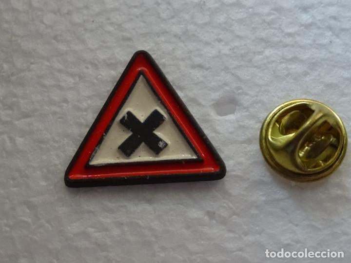 Pins de colecci&oacute;n: PIN DE COCHES MOTOS. SE&Ntilde;AL DE TR&Aacute;FICO. PELIGRO INTERSECCI&Oacute;N