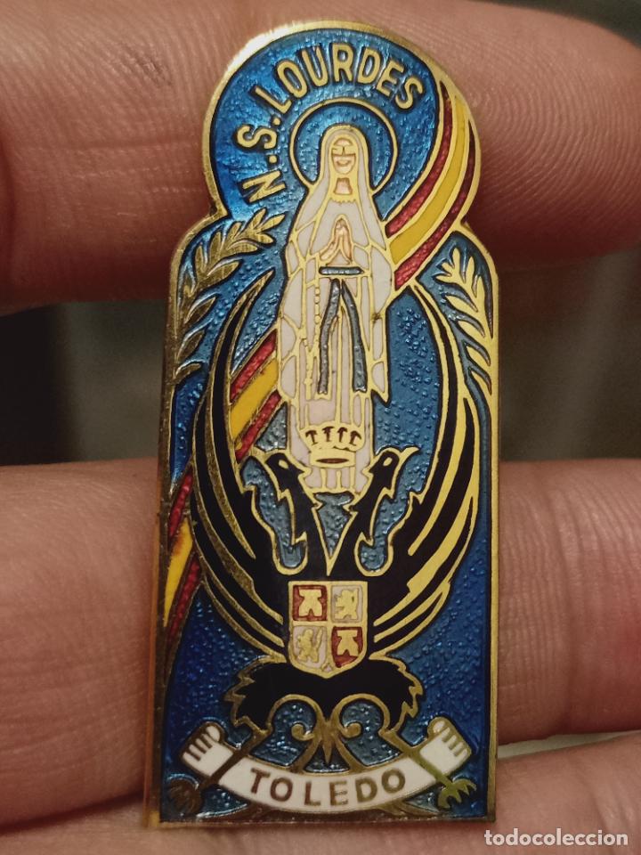 Pins de colecci&oacute;n: TOLEDO ESMALTE VIRGEN DE LOURDES INSIGNIA BROCHE PRECIOSO VINTAGE 5 CMS