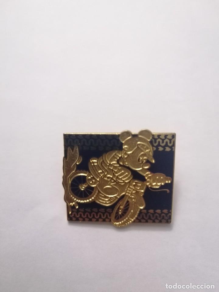 Pins de colecci&oacute;n: Pin Moto Mickey Mouse color negro