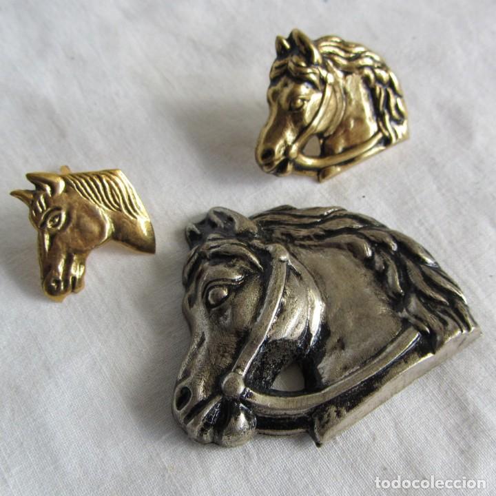 Pins de cole&ccedil;&atilde;o: 3 insignias metalicas cabeza de caballo