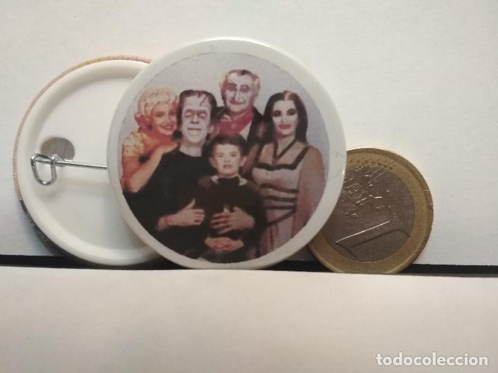 Pins de colecci&oacute;n: CHAPA BOTON ALFILER PIN O IMAN LA FAMILIA ADAMS 38mm PEPETO