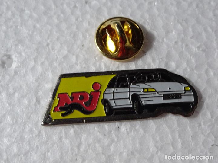 Pins de colecci&oacute;n: PIN DE RADIO TELEVISI&Oacute;N. EMISORA NRJ Y COCHE RENAULT CLIO