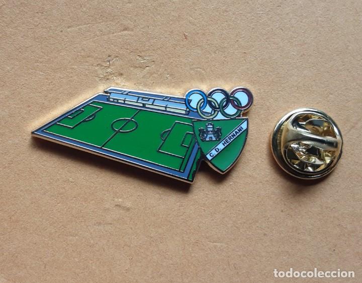 Pins de colecci&oacute;n: PIN FUTBOL - ESCUDO MAS ESTADIO - C.D. HERNANI - ESTADIO ZUBIPE - GUIPUZCOA