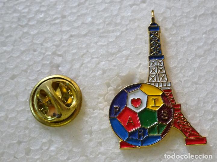 Pin's de collection: PIN DE F&Uacute;TBOL. TORRE EIFFEL Y BAL&Oacute;N DE COLORES.