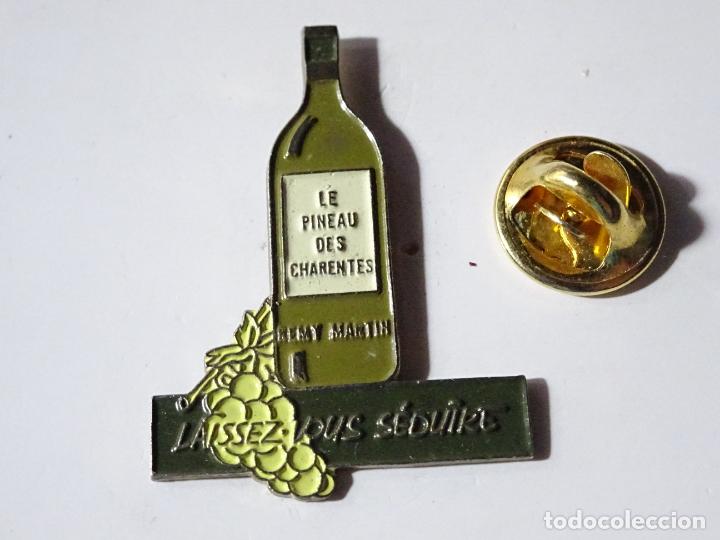 Pins de colecci&oacute;n: PIN DE BEBIDAS. BOTELLA VINO LE PINEAU DES CHARENTES REMY MARTIN