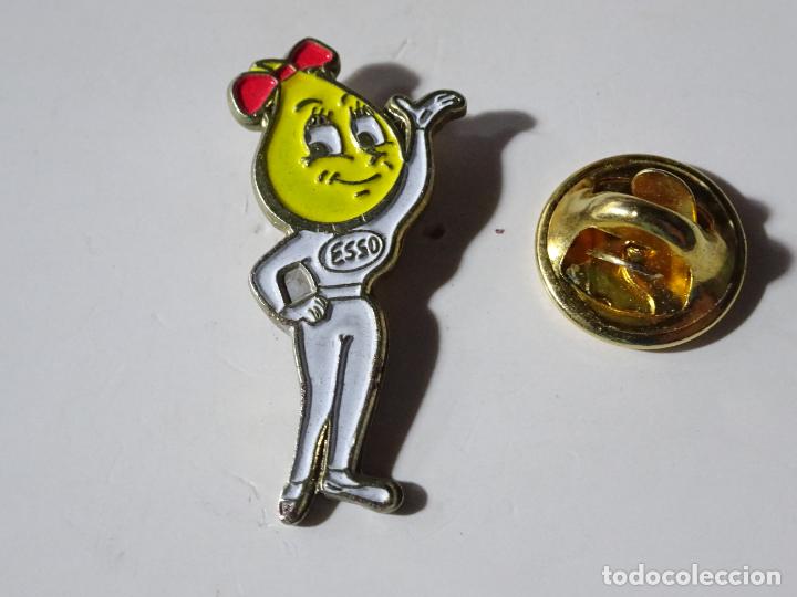 Pins de colecci&oacute;n: PIN DE COCHES MOTOS. MASCOTA FEMENINA ESSO MUJER