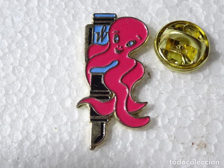 Collection pins: PIN ESTILOGR&Aacute;FICA PLUMA CON PULPO