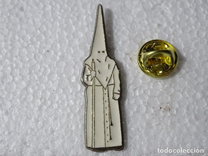Pins e Spille di collezione: PIN RELIGIOSO SEMANA SANTA. GRAN PENITENTE NAZARENO CAPUCHINO CAPIROTE T&Uacute;NICA BLANCA.