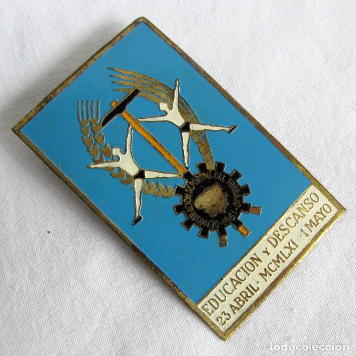 Collection pins: Insignia met&aacute;lica Educaci&oacute;n y Descanso 1961