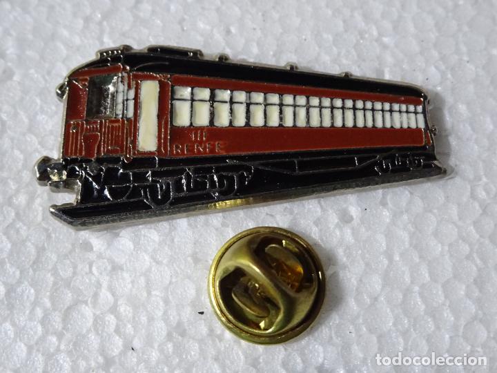 Pins de colecci&oacute;n: PIN DE TRENES FERROCARRILES. ESPA&Ntilde;A. VAG&Oacute;N RENFE 111