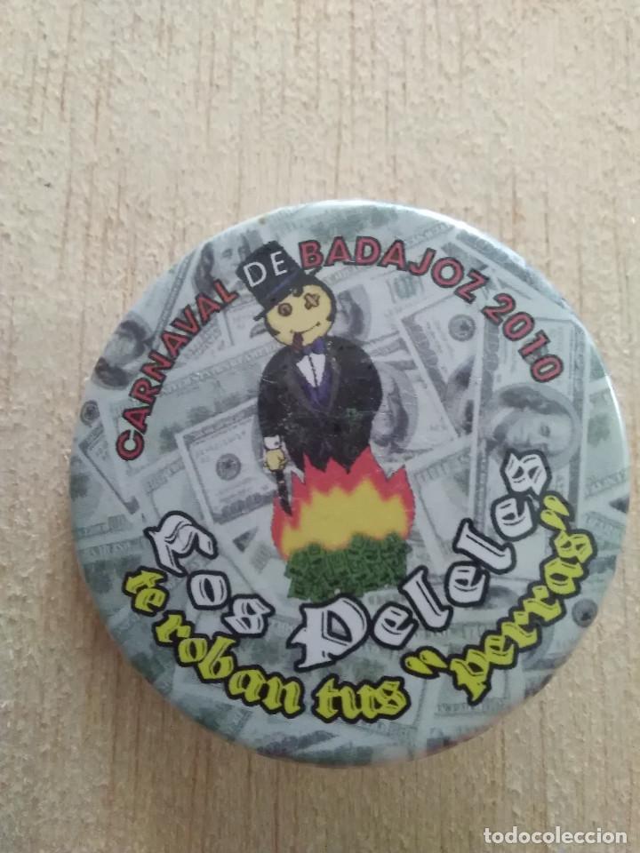 Pins de colecci&oacute;n: CHAPA CARNAVAL DE BADAJOZ 2010 MURGA LOS PELELES TE ROBAN TUS PERRAS