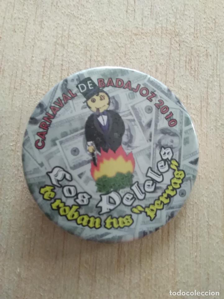 Pins de colecci&oacute;n: CHAPA CARNAVAL DE BADAJOZ 2010 MURGA LOS PELELES TE ROBAN TUS PERRAS