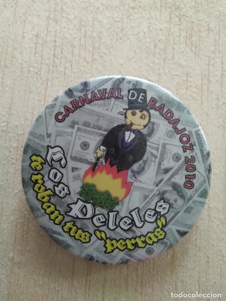 Pins de colecci&oacute;n: CHAPA CARNAVAL DE BADAJOZ 2010 MURGA LOS PELELES TE ROBAN TUS PERRAS