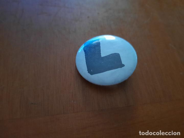 Pins de colecci&oacute;n: LETRA L. NEGRITA I. CHAPA PIN. 0,31 MM. DE DI&Aacute;METRO. PARTE DE ATR&Aacute;S MET&Aacute;LICA. DIFICIL