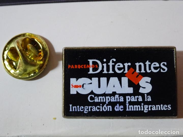 Collection pins: PIN POL&Iacute;TICO SINDICAL REIVINDICATIVO. CAMPA&Ntilde;A PARA LA INTEGRACI&Oacute;N DE INMIGRANTES. SOMOS IGUALES