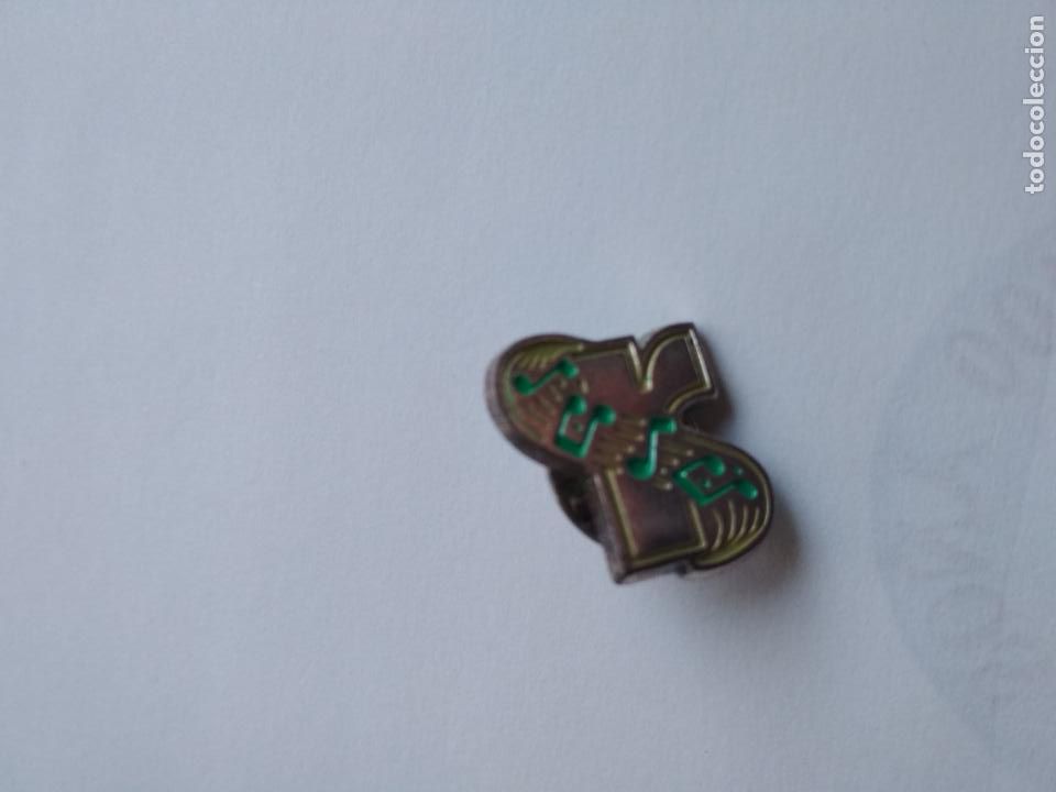 Pins de colecci&oacute;n: PIN CON MOTIVOS MUSICALES NOTAS Y LA LETRA R