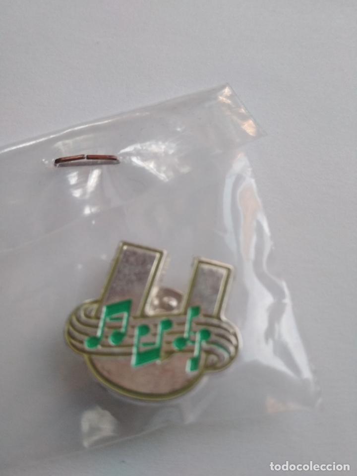 Pins de colecci&oacute;n: PIN CON MOTIVOS MUSICALES NOTAS Y LA LETRA U