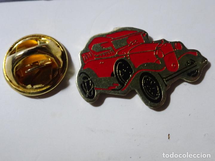 Pins e Spille di collezione: PIN DE COCHES MOTOS. ANTIGUO COCHE ROJO CL&Aacute;SICO
