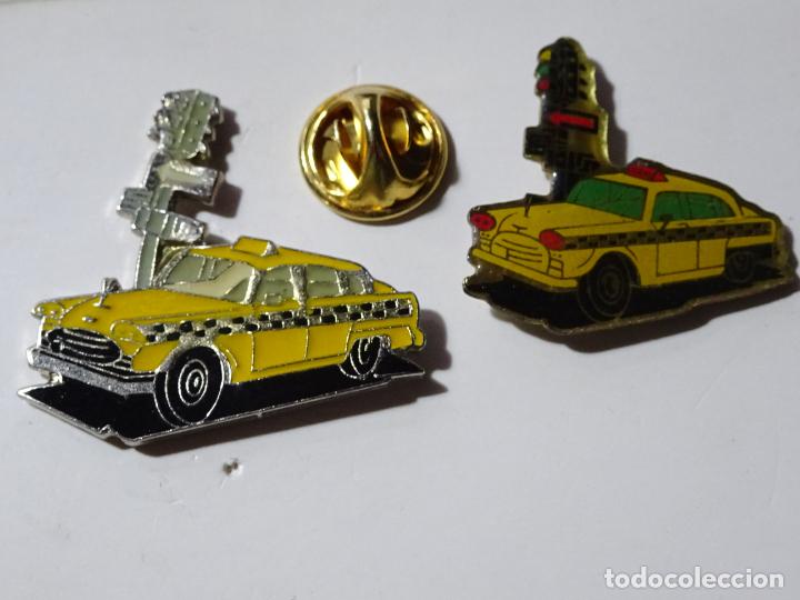 Pins de colecci&oacute;n: 2 PINS DE COCHES MOTOS. ANTIGUO COCHE CHEVY TAXI TIPO NUEVA YORK SEM&Aacute;FORO
