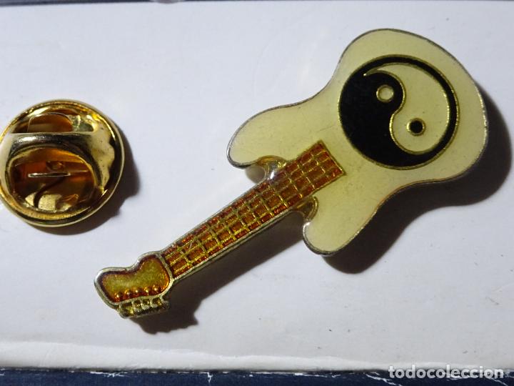 Pins de colecci&oacute;n: PIN DE INSTRUMENTOS MUSICALES. GUITARRA S&Iacute;MBOLO YING YANG HIPPIE