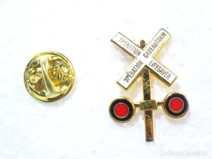 Pin's de collection: PIN DE TRENES FERROCARRILES. CANAD&Aacute; ESTADOS UNIDOS. SEGURIDAD FERROVIARIA SE&Ntilde;AL OPERACION SALVAVIDAS