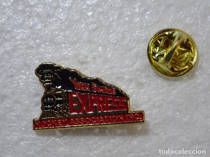 Pins de colecci&oacute;n: PIN DE TRENES FERROCARRILES. CANAD&Aacute; ESTADOS UNIDOS. YORK SIMCOE EXPRESS EQUIPO KOCKEY SOBRE HIELO