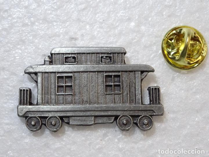 Pins de colecci&oacute;n: PIN DE TRENES FERROCARRILES. CANAD&Aacute; ESTADOS UNIDOS. ANTIGUO VAG&Oacute;N FERROCARRILES DE MADERA