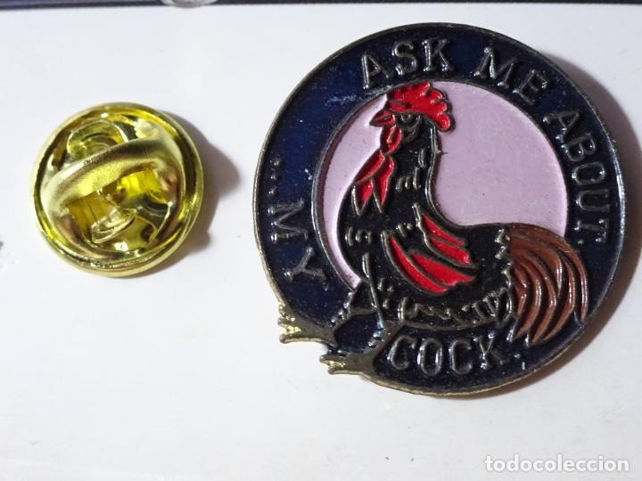 Pin's de collection: PIN DE HUMOR. ASK ME ABOUT MY COCK. PREG&Uacute;NTAME SOBRE MI GALLO / PENE POLLA