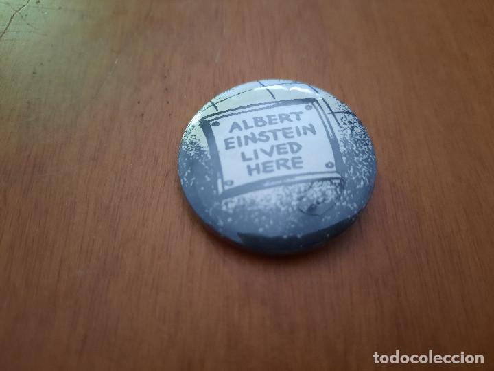 Pins de colecci&oacute;n: ALBERT EINSTEIN VIVE AQU&Iacute;. CHAPA. PINS. 0,31 MM. PARTE ATR&Aacute;S MET&Aacute;LICA. BUEN ESTADO. DIFICIL