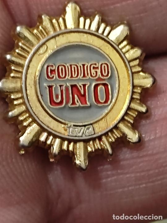 Pins de colecci&oacute;n: TVE CODIGO UNO TELEVISION ORIGINAL 2 CMS PIN PROGRAMA ARTURO PEREZ REVERTE