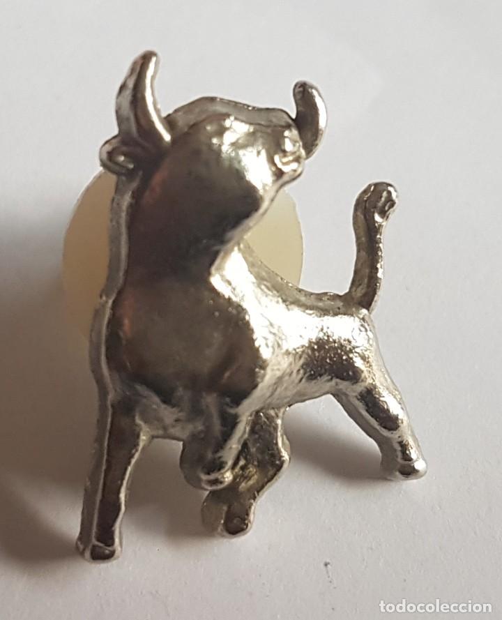 Pins de colecci&oacute;n: Pin Toro plateado en relieve - Foto 1