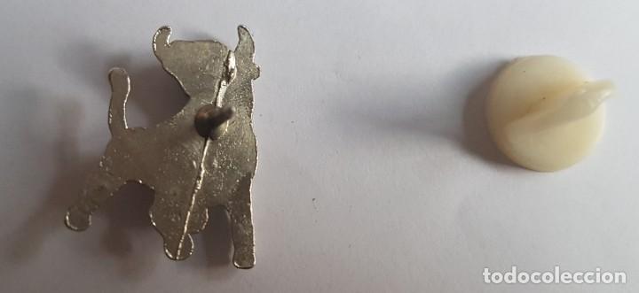 Pins de colecci&oacute;n: Pin Toro plateado en relieve - Foto 3