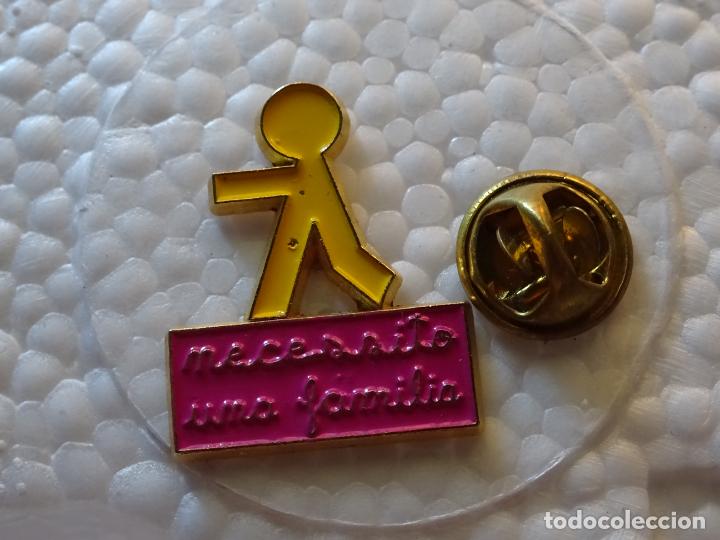 Pins de cole&ccedil;&atilde;o: PIN NECESITO UNA FAMILIA. NI&Ntilde;O ACOGIDA