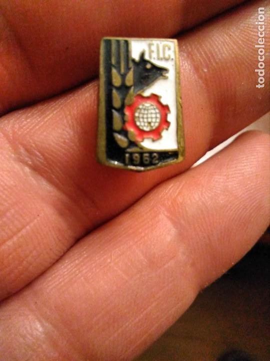Pins de colecci&oacute;n: INSIGNIA SOLAPA, AGRICULTURA, GANADER&Iacute;A , MAQUINARIA, FIC FERIA INTERNACIONAL DEL CAMPO 1962