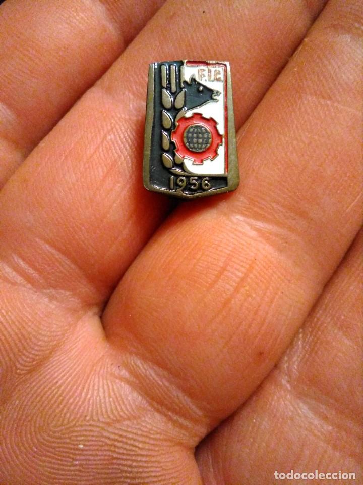 Pins de colecci&oacute;n: INSIGNIA SOLAPA AGRICULTURA, GANADER&Iacute;A , MAQUINARIA , FIC FERIA INTERNACIONAL DEL CAMPO 1956
