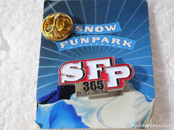 Pin's de collection: PIN DE TURISMO. SNOW FUNPARK WITTENBURG. ESTACI&Oacute;N ESQU&Iacute; A CUBIERTO ALEMANIA