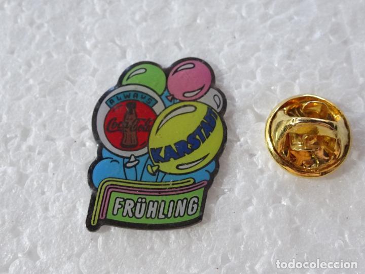 Pins e Spille di collezione: PIN DE COCA COLA. KARSTADT ALEMANIA GLOBOS. PRIMAVERA