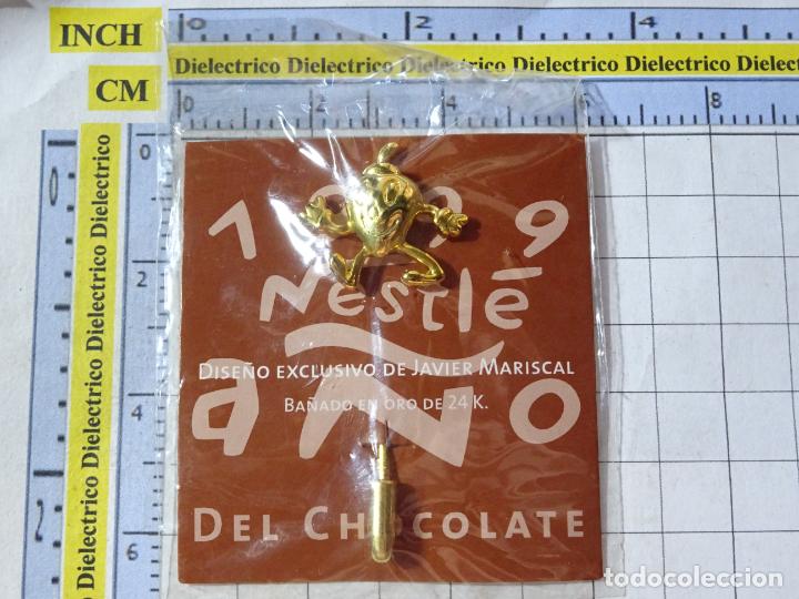 Pin's de collection: INSIGNIA DE ALFILER. 1999 NESTL&Eacute; A&Ntilde;O DEL CHOCOLATE . JAVIER MARISCAL. BA&Ntilde;ADO ORO 24K