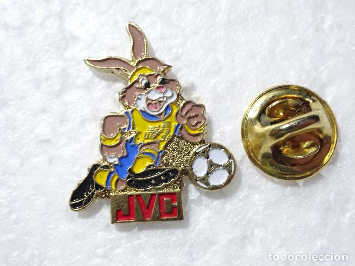 Pins e Spille di collezione: PIN DE DEPORTES. EURO EUROCOPA DE F&Uacute;TBOL SUECIA 92 1992. MASCOTA RABBIT. PATROCINADOR JVC